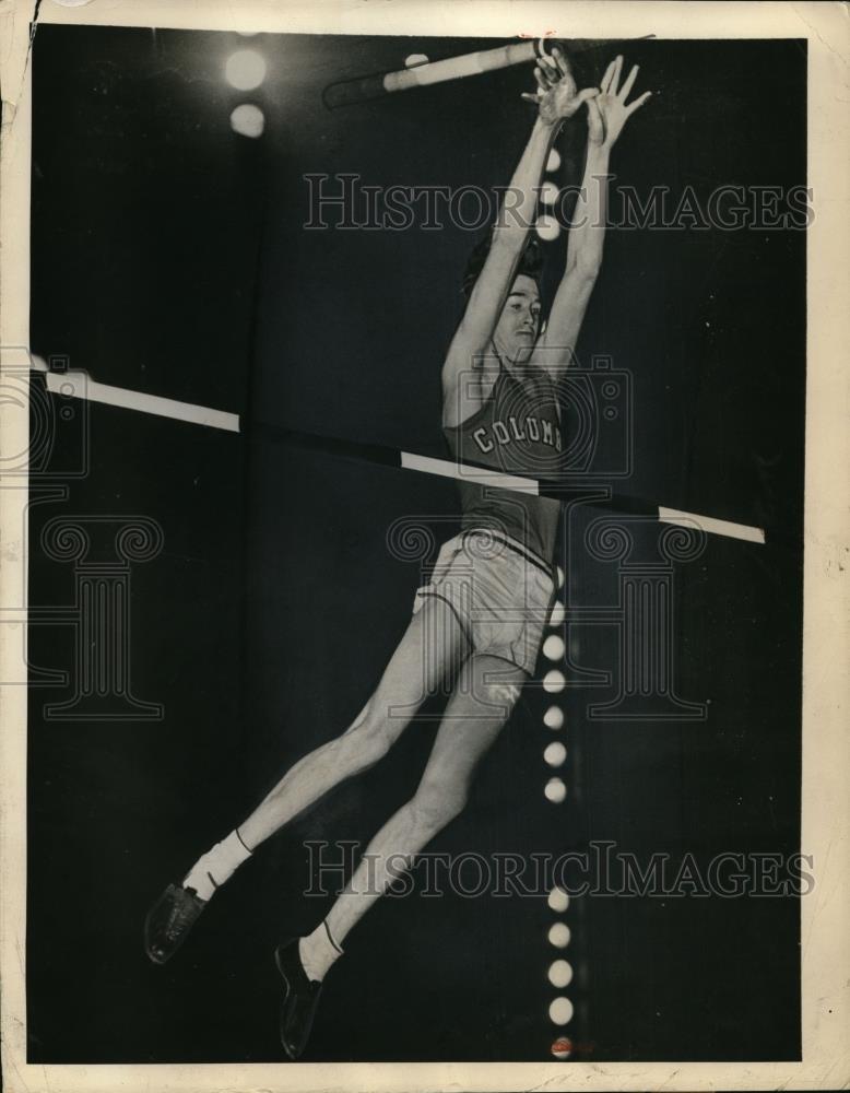 1939 Press Photo Richard V Ganslen of Columbia U at 32nd Millrose Games NY - Historic Images