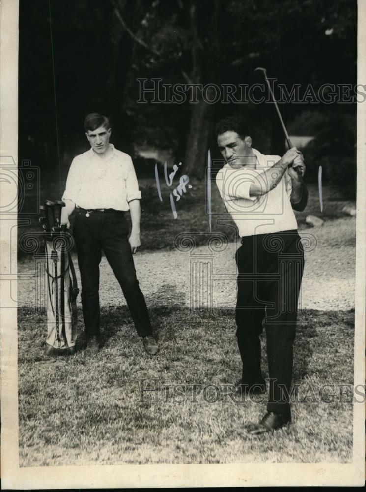 1923 Press Photo Boxer Johnny Dundee golfs while training for boxing match - Historic Images