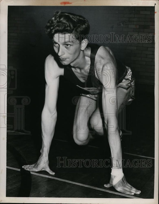 1951 Press Photo Brecksville track star Carl Burger poised to run - net07488 - Historic Images