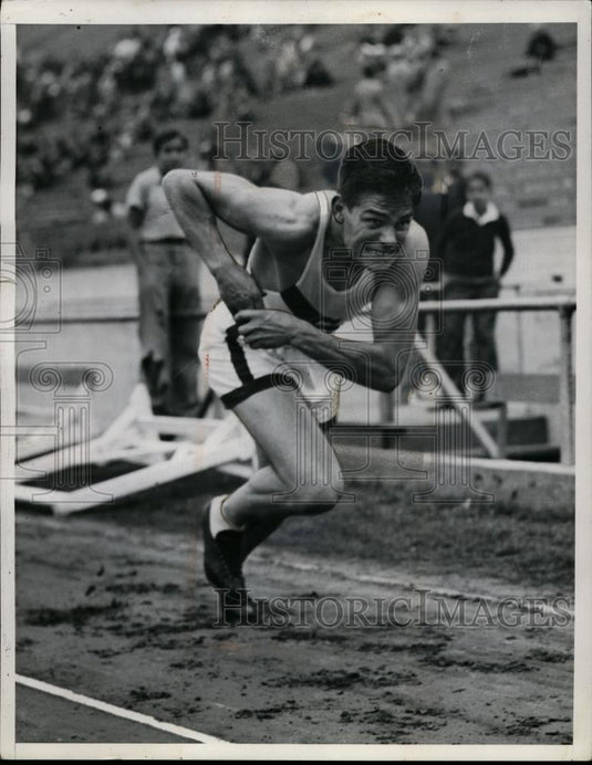 1939 Press Photo Track athlete Clyde Jeffrey runs during a meet - net07646 - Historic Images