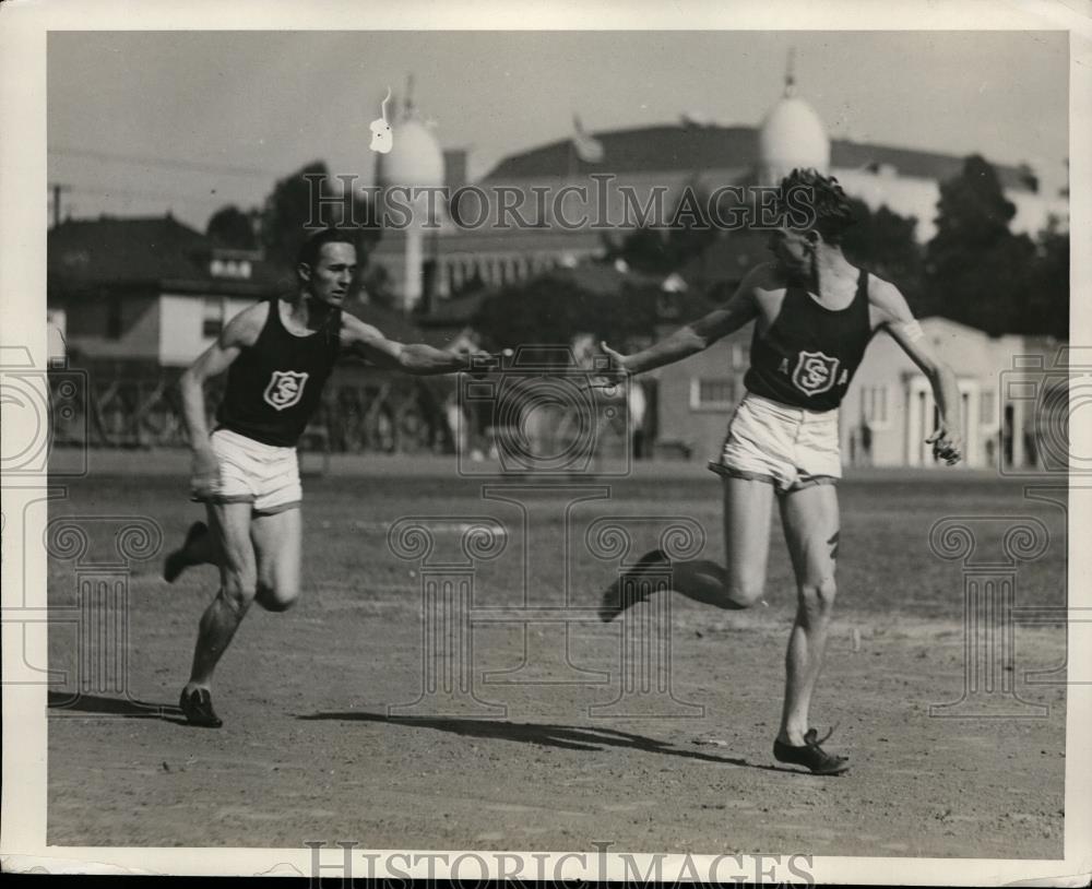 1928 Press Photo Two runners demonstrate the easiest form of baton passing - Historic Images