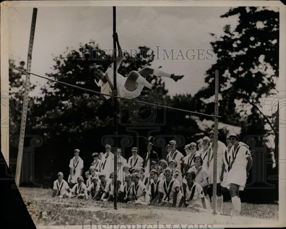 1929 Press Photo Bernice Payne clears bar in pole vault at Camp Wetomachek - Historic Images