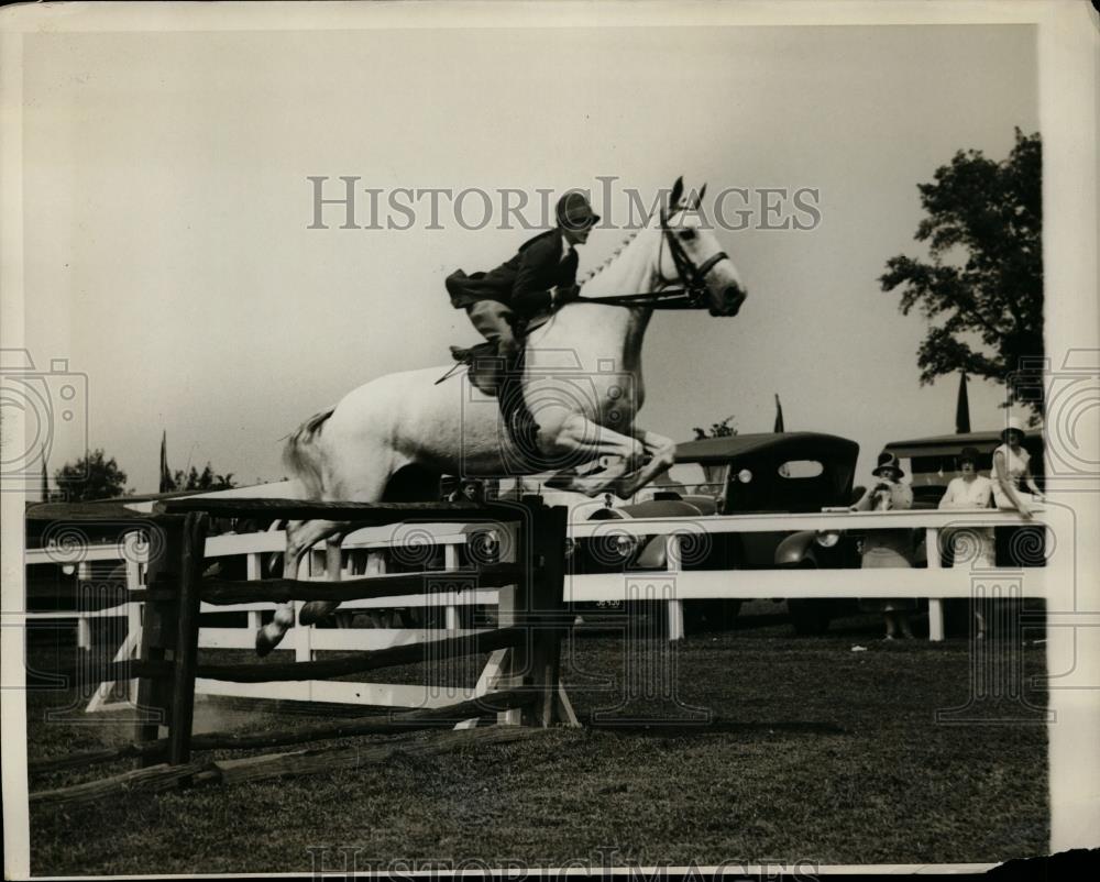 1929 Press Photo Elizabeth Douglas jumps at Westchester County Horse Show - Historic Images