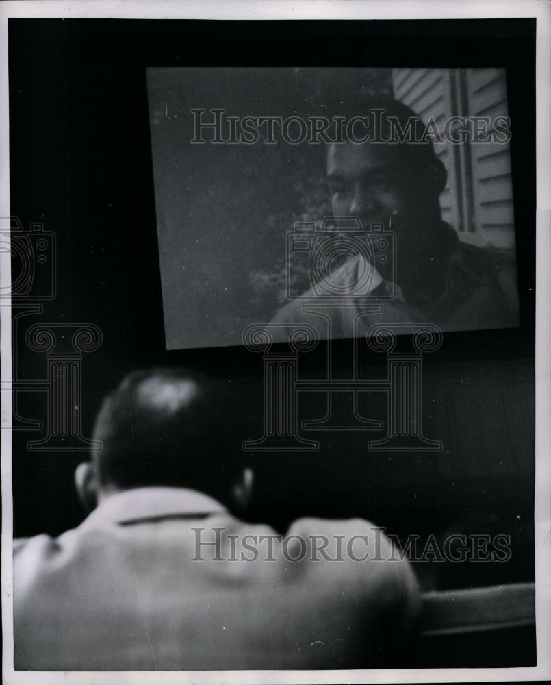 1953 Press Photo Boxer Joe Louis watches "The Joe Louis Story" in theater - Historic Images