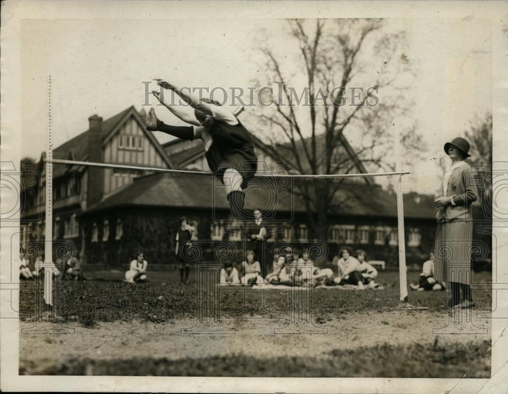 1923 Press Photo Elizabeth W. Mallory of Briarcliff, NY school in high jump - Historic Images