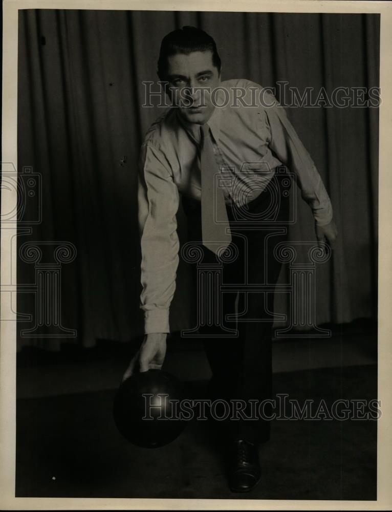 1936 Press Photo Professional bowler Joe Bodis demonstrates his form - net08556 - Historic Images
