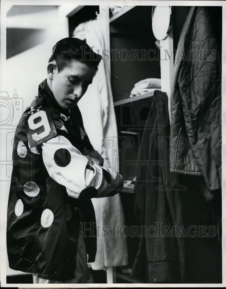 1962 Press Photo Jockey Jackie Leonard in silks at Aqueduct track NY - net08732 - Historic Images