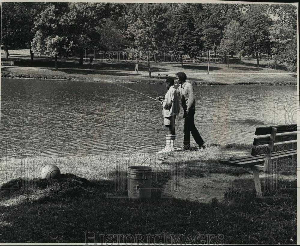 1988 Press Photo Nkosi Brown and Benson McDuffie Fishing at Washington Park - Historic Images