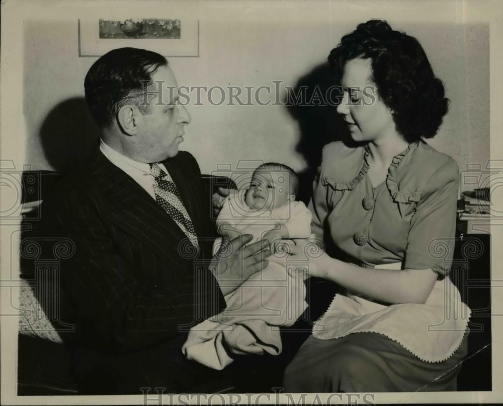 1945 Press Photo New York David S. Feinberg, wife Louise and baby Linda NYC - Historic Images