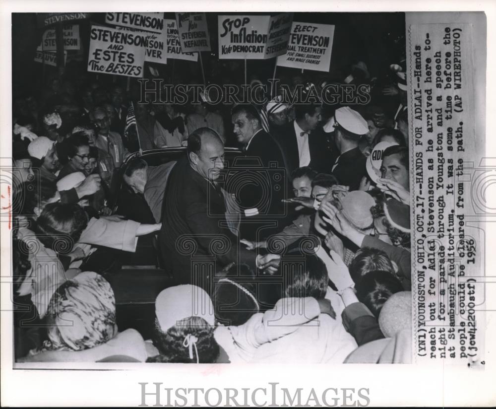 1956 Press Photo Adlai Stevenson arrived for a parade through Youngstown - Historic Images