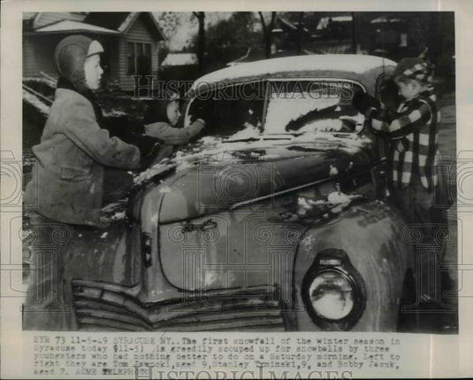 1949 Press Photo New York youngsters scoop snow from first snowfall NYC - Historic Images