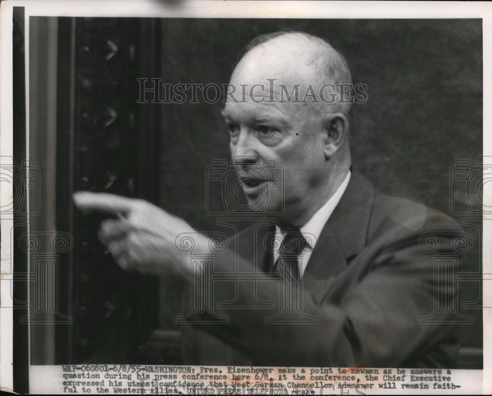 1955 Press Photo Pres Eisenhower Makes Point To Newsmen As He Answers Questions - Historic Images