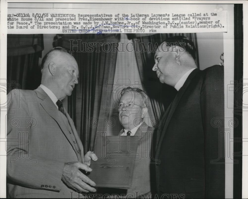 1958 Press Photo Pres. Dwight Eisenhower with Representative of Lutheran Laymen - Historic Images