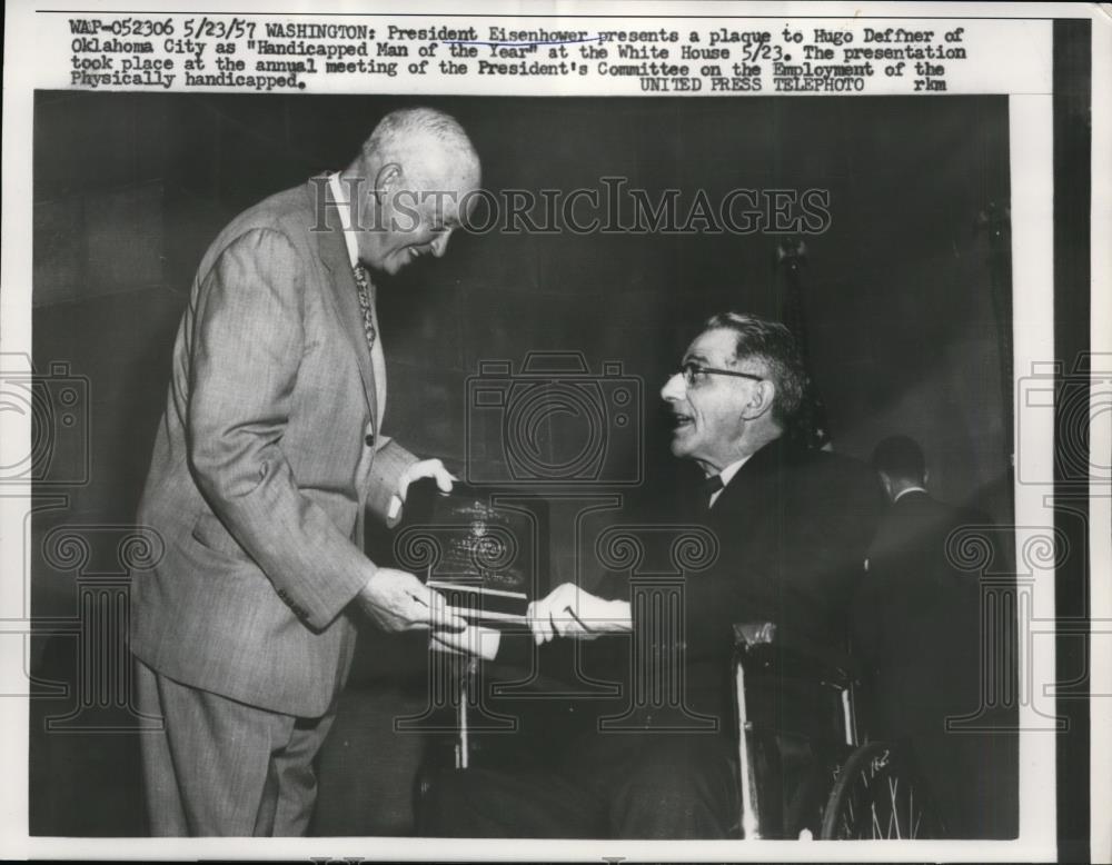 1957 Press Photo Pres Eisenhower Presents Plague To Handicapped Man Of The Year - Historic Images