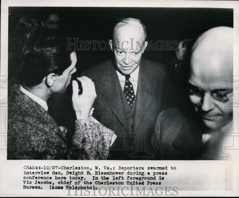 1950 Press Photo Reporters Swarm To Interview General Eisenhower In Charleston - Historic Images