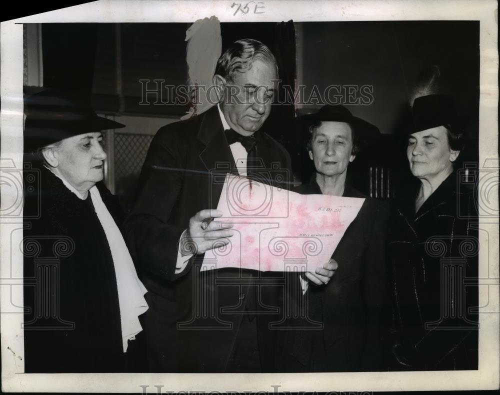 1941 Press Photo Connally explains to sisters how a Bill goes before Congress - Historic Images
