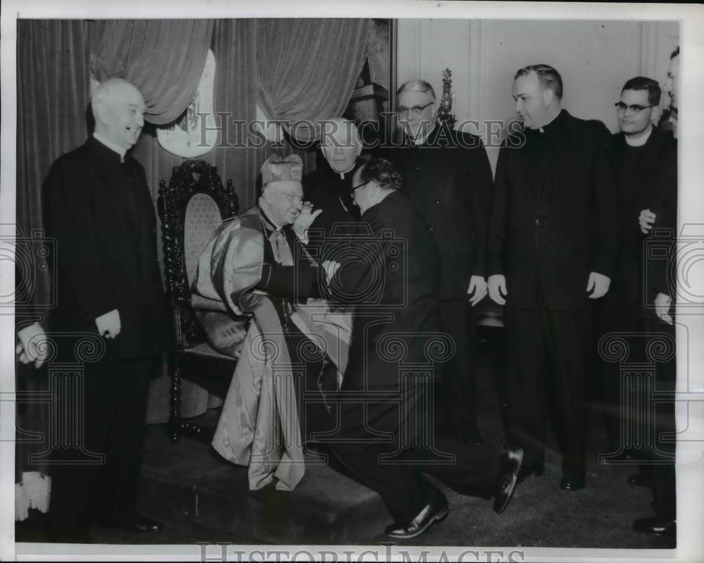 1958 Press Photo Samuel Cardinal Stritch, priests at farewell reception - Historic Images