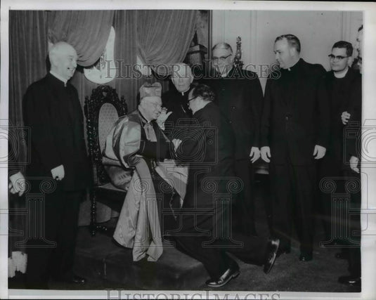 1958 Press Photo Samuel Cardinal Stritch, priests at farewell reception - Historic Images