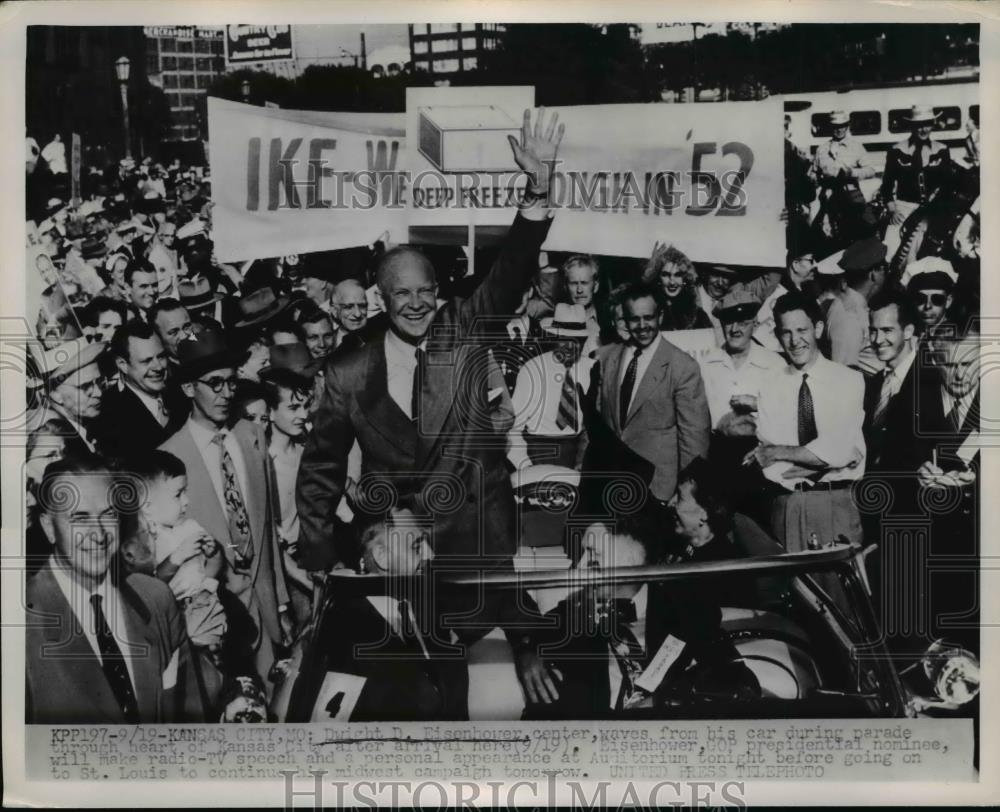 1952 Press Photo Pres. Dwight Eisenhower during car parade at Kansas City - Historic Images