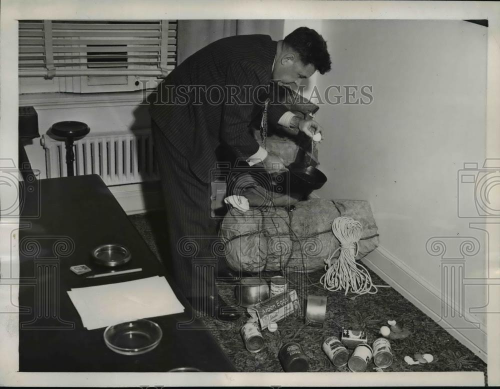 1946 Press Photo Los Angeles Operating Mgr Displays Bedroll and Food Supplies - Historic Images