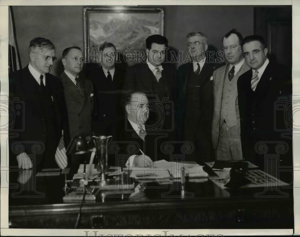 1934 Press Photo Los Angeles Car Strike Leaders Meet With Company Officials - Historic Images