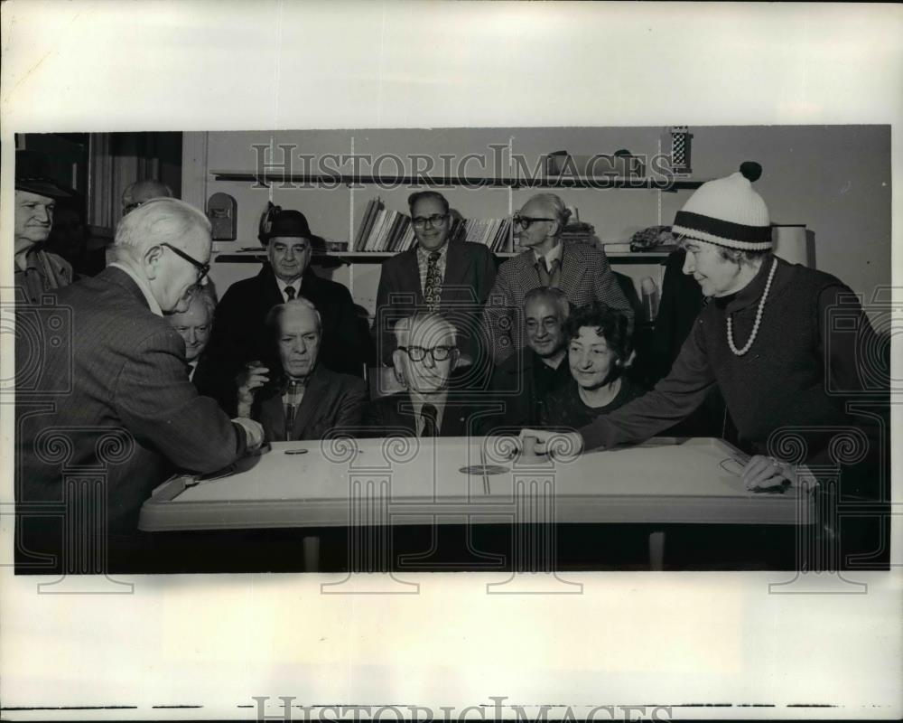 1975 Press Photo Members of H.A.N.A.Senior Citizens in N.Y.play Air Hockey - Historic Images