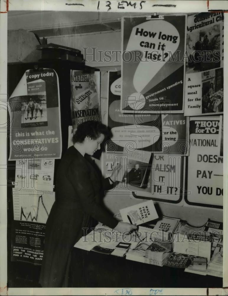1950 Press Photo Deputy of Young Conservatives Arranges Political Literature - Historic Images