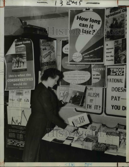 1950 Press Photo Deputy of Young Conservatives Arranges Political Literature - Historic Images