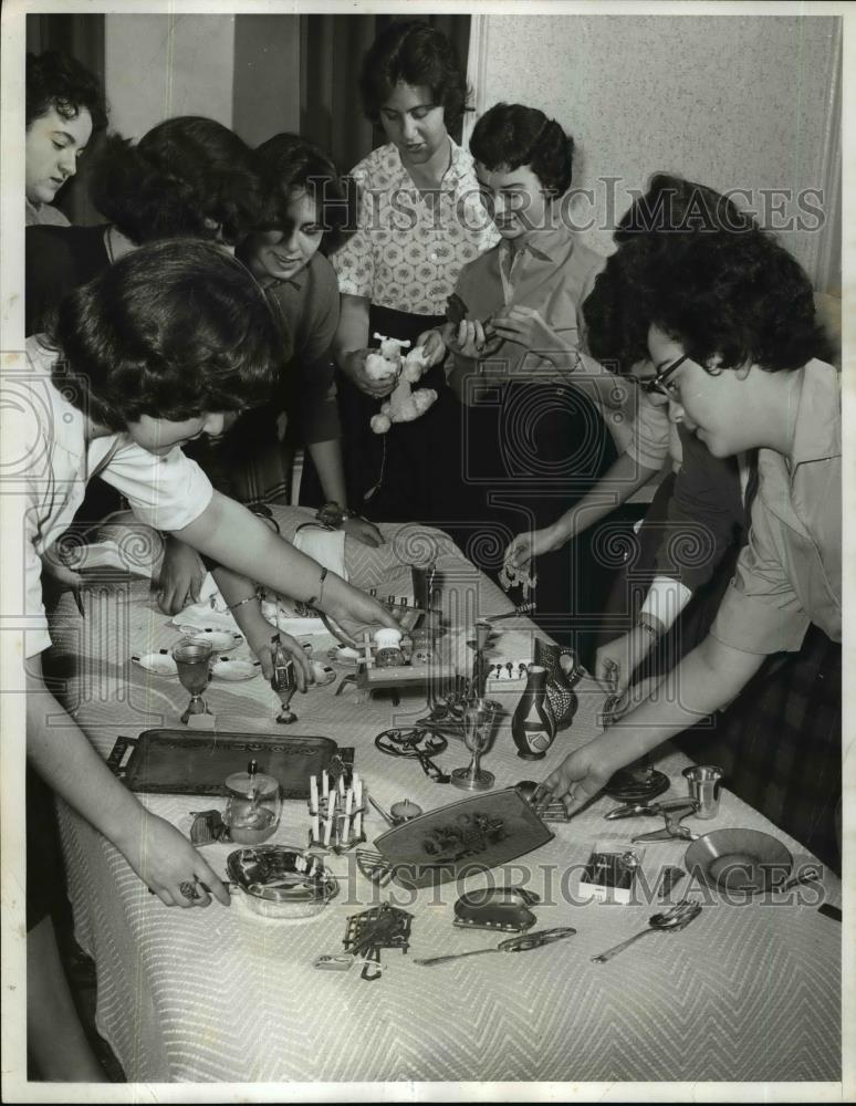 1960 Press Photo Stern Coeds Select Gifts For Weekend Hostesses - nef10737 - Historic Images