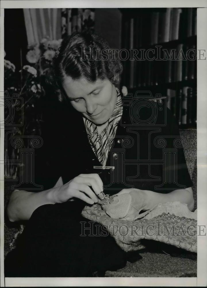 1938 Press Photo Wife Of Massachusetts Governor Shown Knitting At Home In Boston - Historic Images