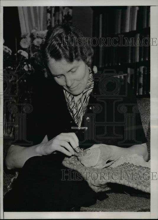 1938 Press Photo Wife Of Massachusetts Governor Shown Knitting At Home In Boston - Historic Images