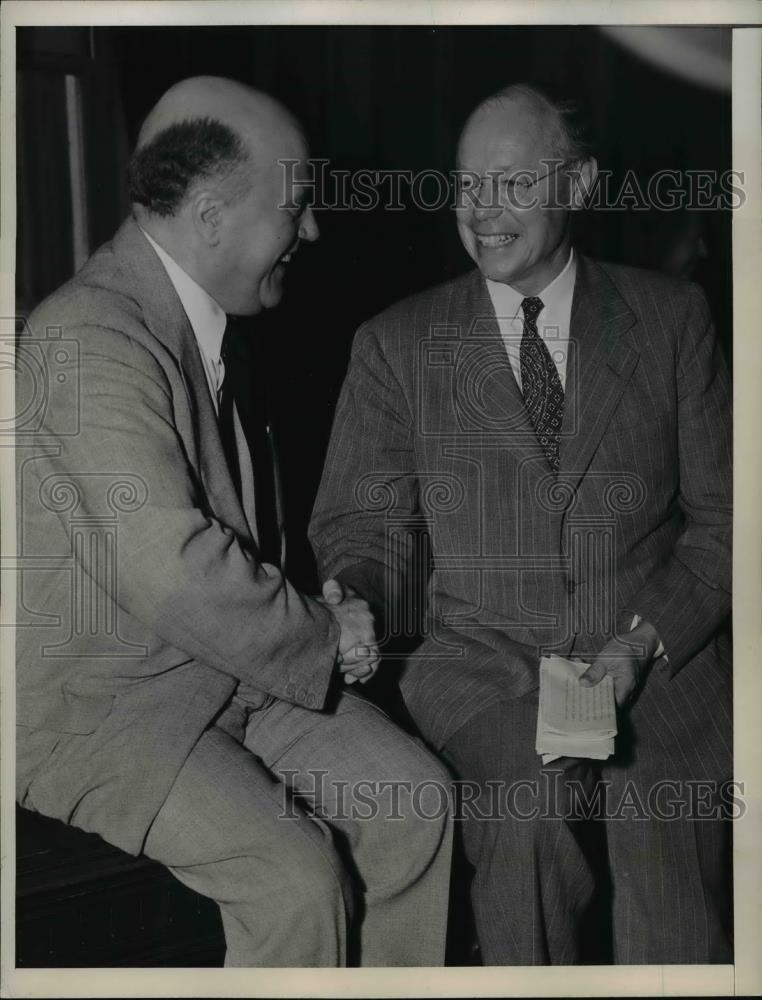 1947 Press Photo Sen. Robert A.Taft shake hands with Sen. Eugene D. Milliken - Historic Images