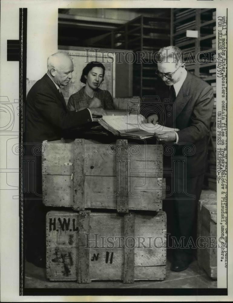 1957 Press Photo Officials Of Hoover Institution Examine Phantom File Of Police - Historic Images