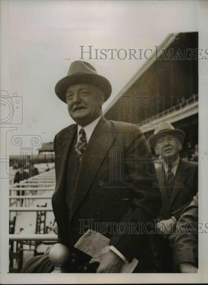 1937 Press Photo John Curry Indicate Success As A Picker While Watching KY Derby - Historic Images