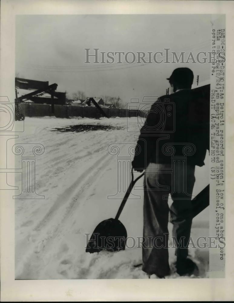 1950 Press Photo Empty Coal Yard Greets Worker With Detroit's Temp of 1 Above 0 - Historic Images