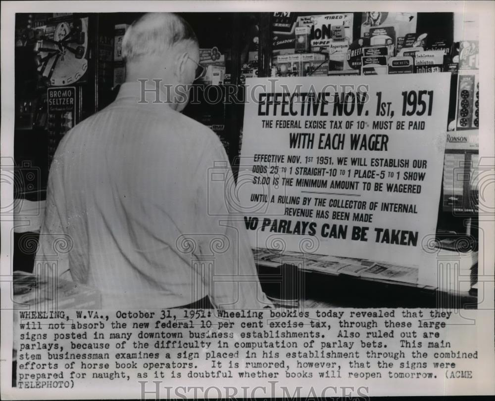 1951 Press Photo Federal 10 percent excise Tax posted in downtown Business Store - Historic Images