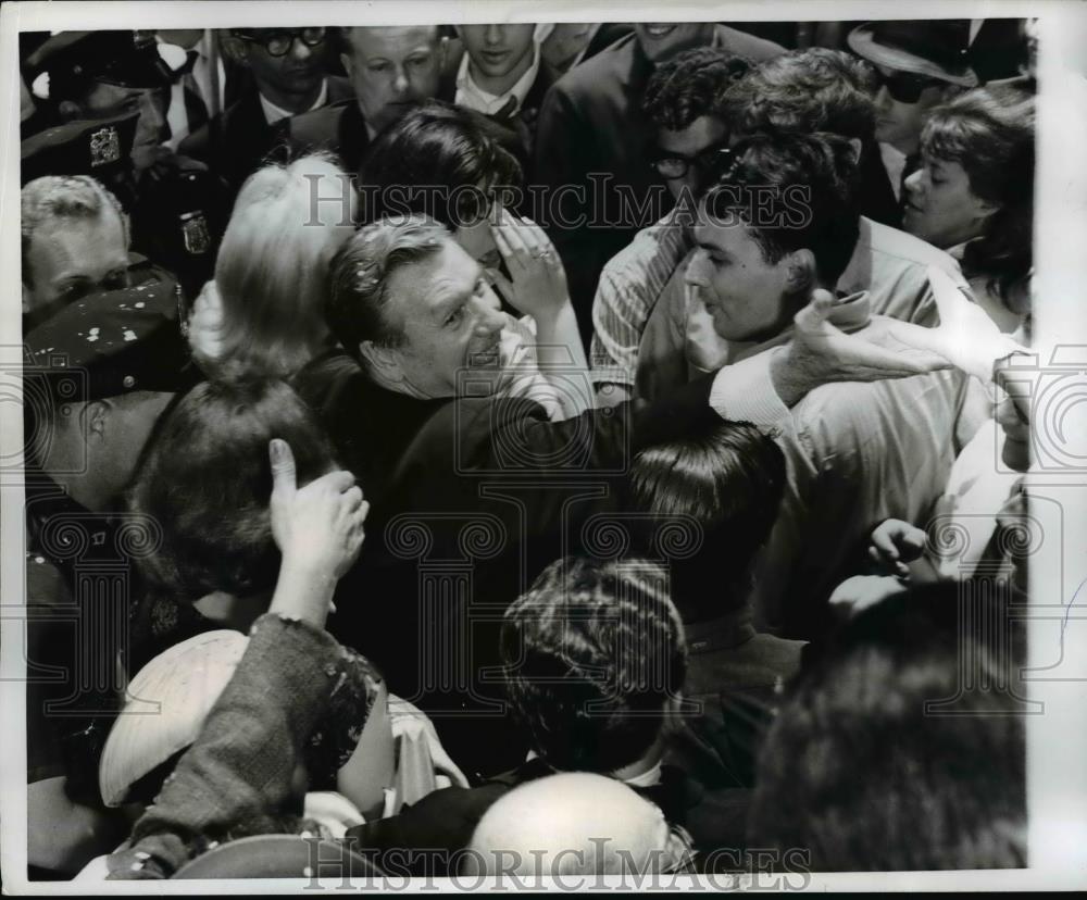 1966 Press Photo Gov Rockefeller Jammed By Enthusiastic Crowd Extends Handshakes - Historic Images