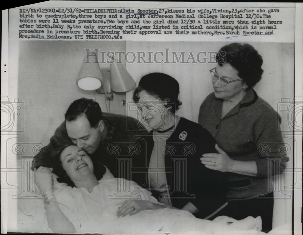 1963 Press Photo A. Spector Kisses Wife Vivian After Giving Birth To Quadruplets - Historic Images