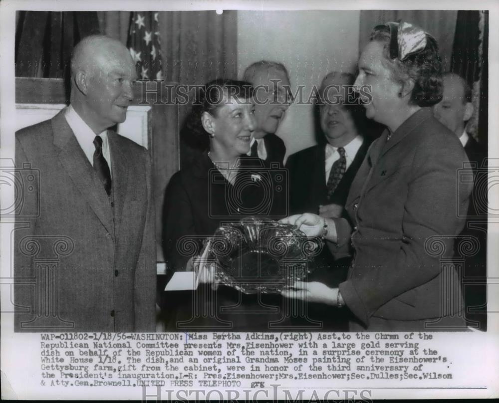 1956 Press Photo Miss B. Adkins Presents Mrs. Eisenhower A Gold Serving Dish - Historic Images