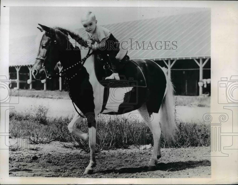 1945 Press Photo Johnny Leyland Jr. son of Jockey at Garden State Track Camden - Historic Images