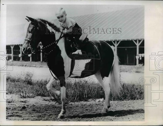 1945 Press Photo Johnny Leyland Jr. son of Jockey at Garden State Track Camden - Historic Images