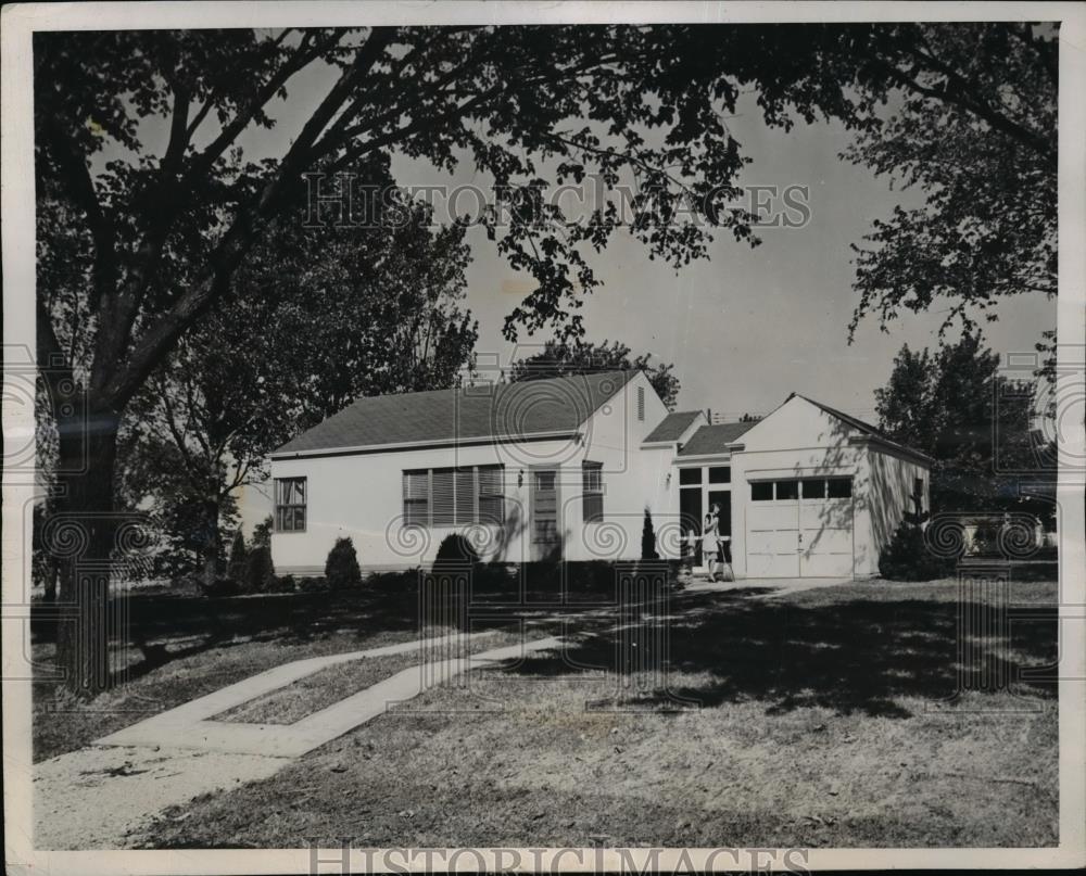 1946 Press Photo Minimum home ready to aid nation's shortage - nef12585 - Historic Images