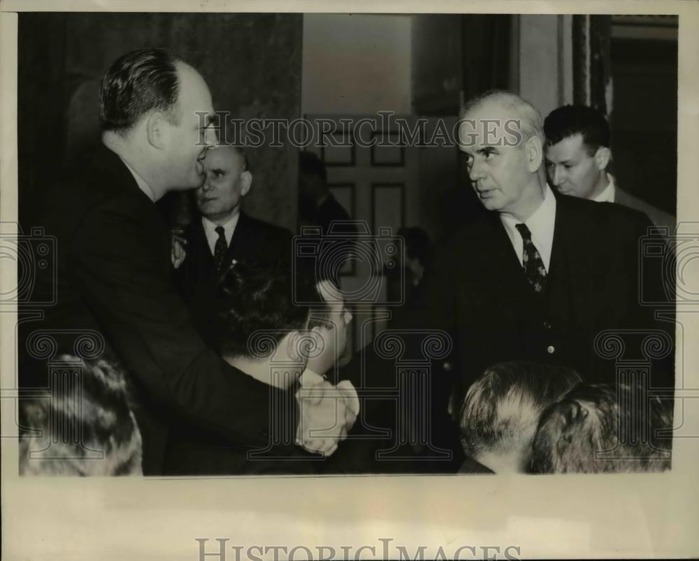 1940 Press Photo J. Curran and P. Murray Offer Mutual Congratulations - Historic Images