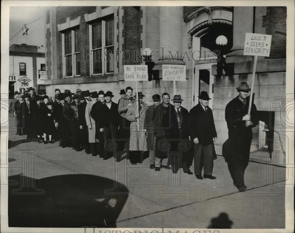 1941 Press Photo Members Of AFL City Employees Union Picketing City Hall - Historic Images