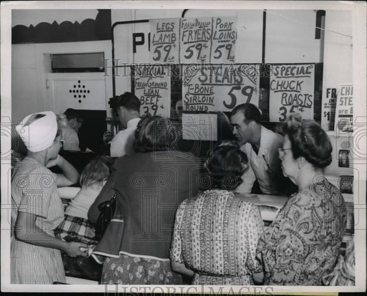 1947 Press Photo Citizens wait for their turn for 59 Cent T-Bone steaks - Historic Images