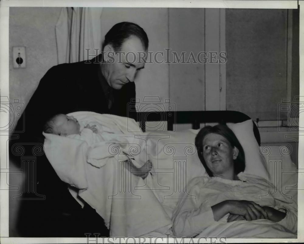 1940 Press Photo Deputy Sheriff Albert King race with stork to the Hospital - Historic Images