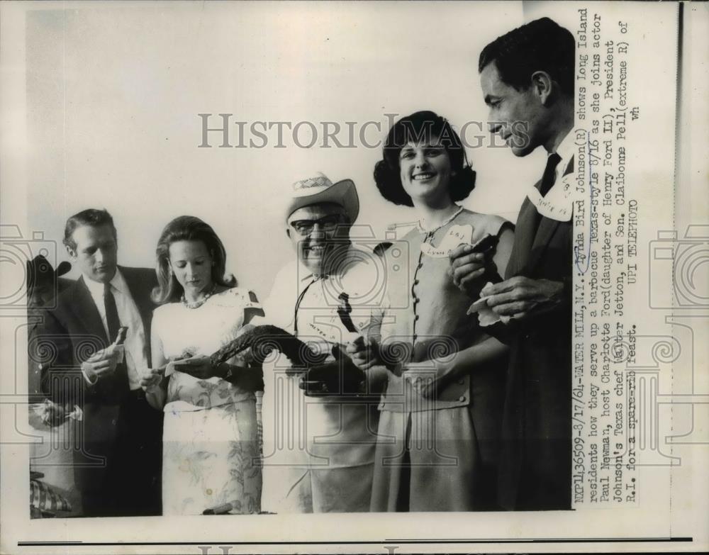 1964 Press Photo Lynda Bird shows how to serve up BBQ Texas-style to guests - Historic Images