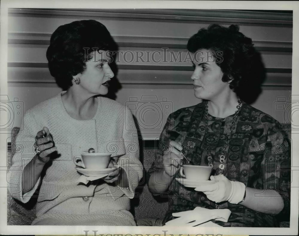 1962 Press Photo Lady Bird johnson & Radhia Hadded Drinking Tea at White House - Historic Images