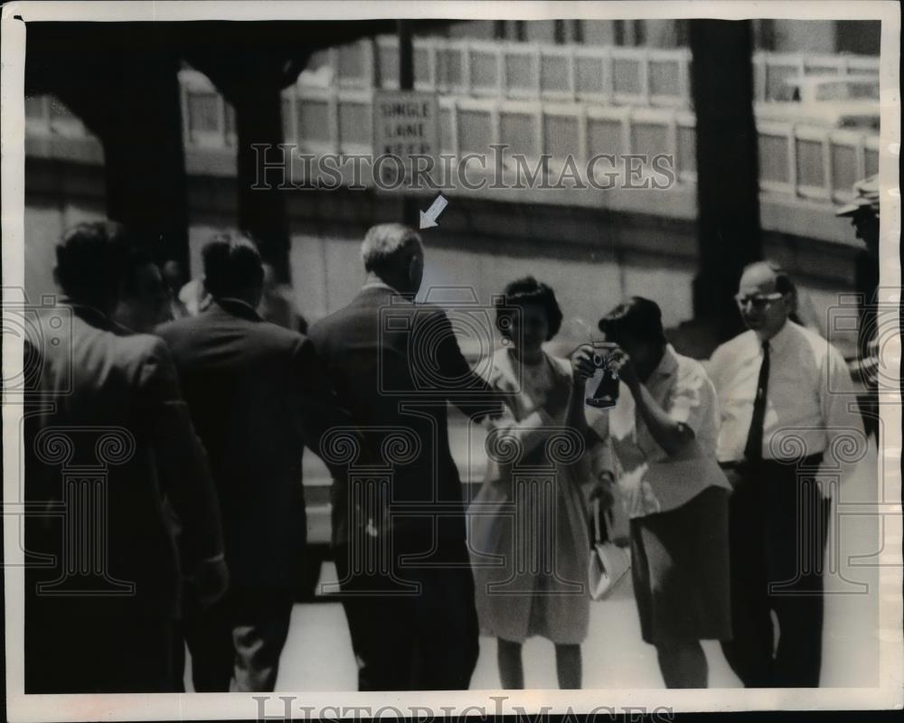 1964 Press Photo Lyndon B. Johnson Greeting Supporters in Cleveland - nef13389 - Historic Images