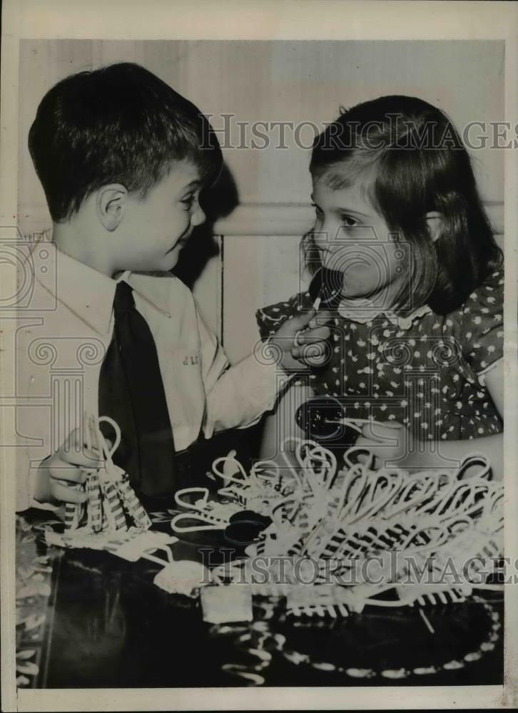 1941 Press Photo Jimmy Schulz helps his sister Barbara taste a lollipop - Historic Images
